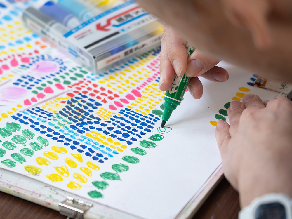 ご利用者の絵画療法の様子。細かな作業に脱帽です。